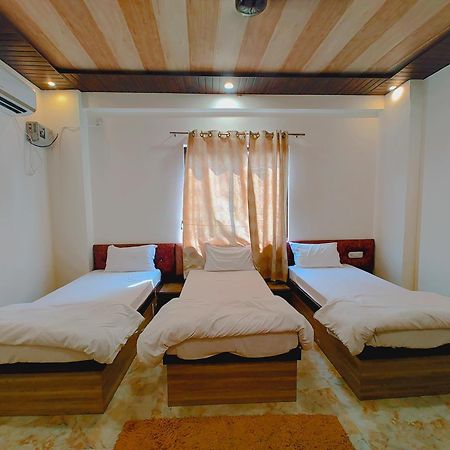 Elegance Hotel And Banquet Ayodhya Eksteriør billede