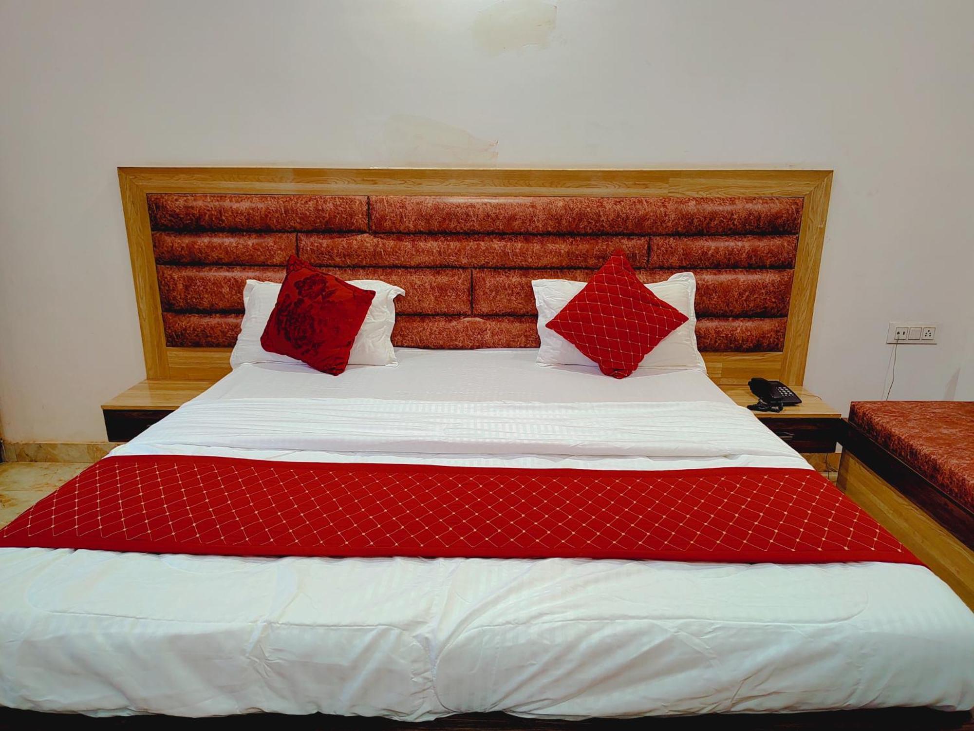 Elegance Hotel And Banquet Ayodhya Eksteriør billede