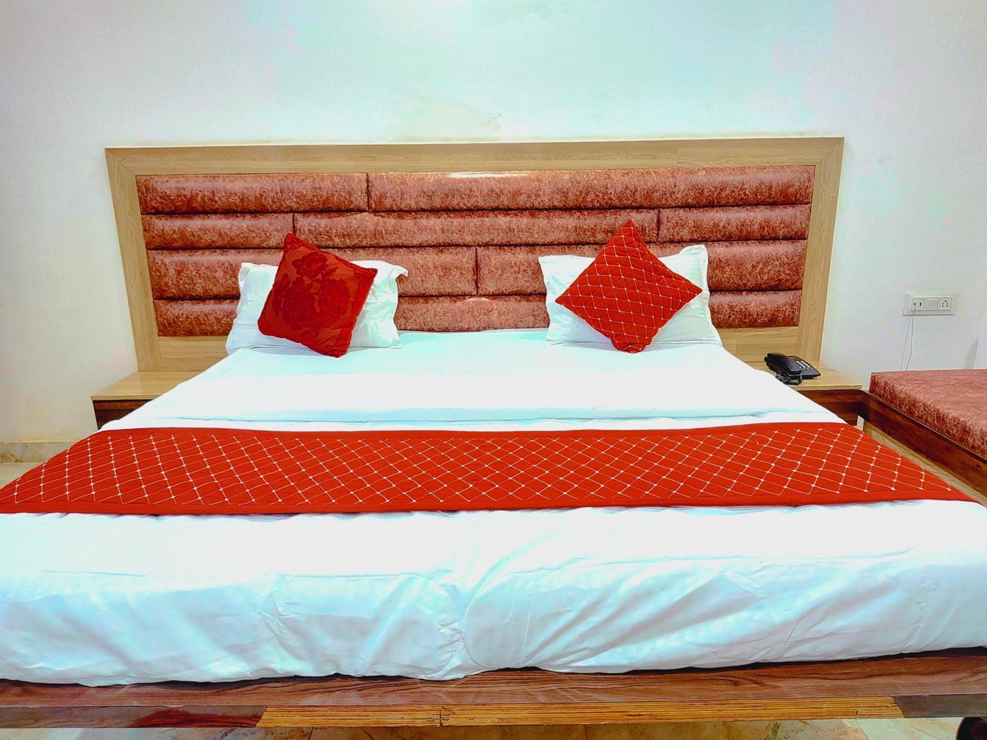 Elegance Hotel And Banquet Ayodhya Eksteriør billede