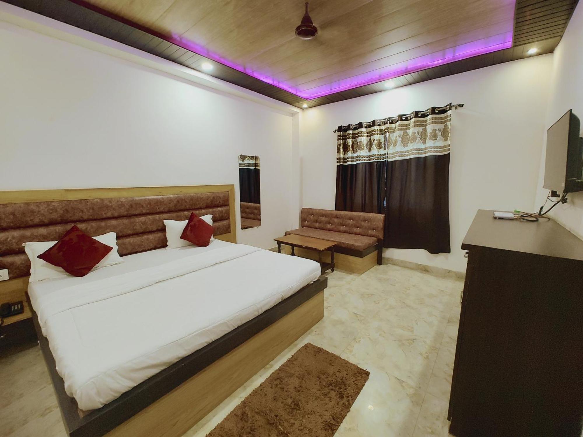 Elegance Hotel And Banquet Ayodhya Eksteriør billede