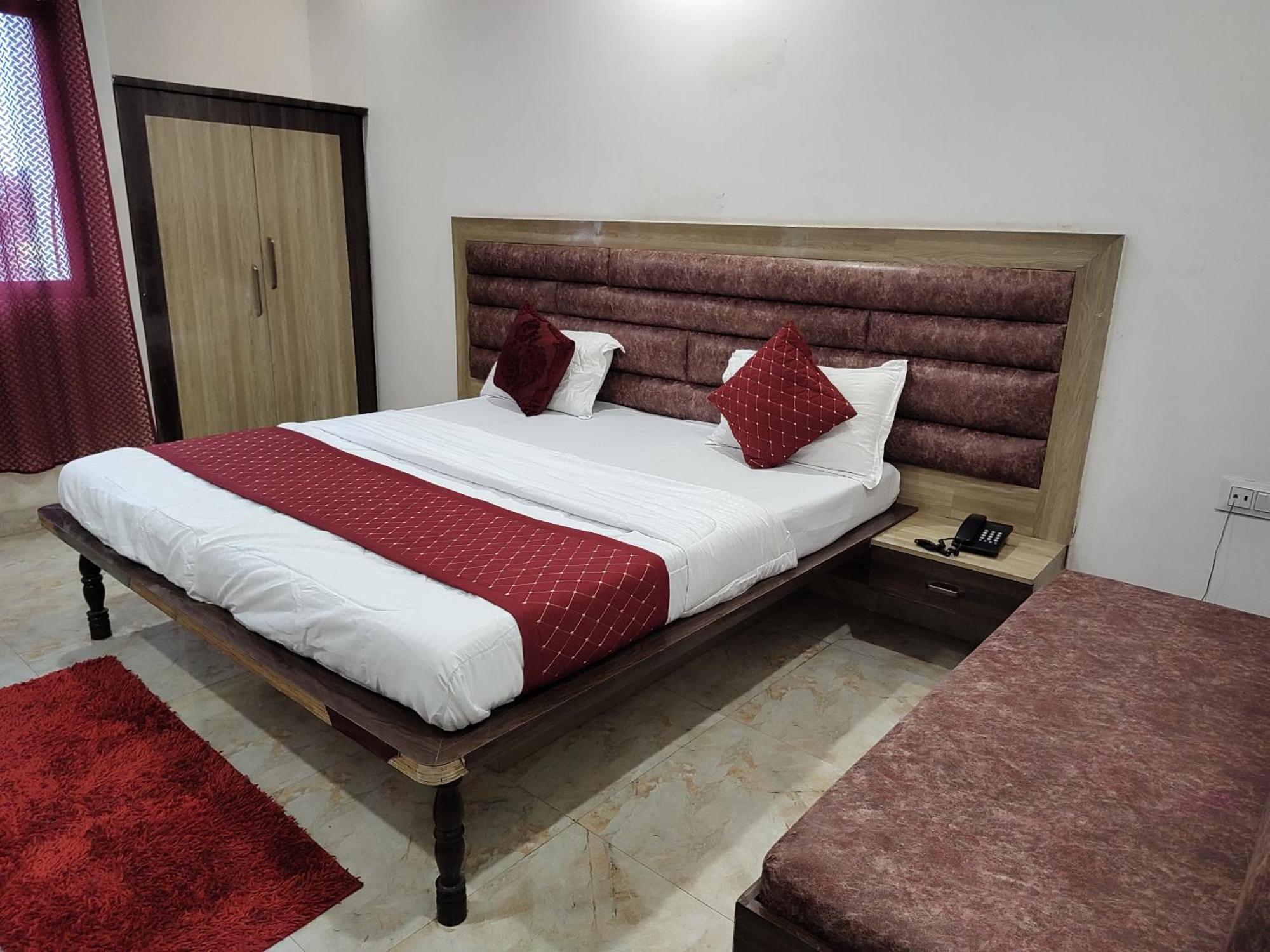 Elegance Hotel And Banquet Ayodhya Eksteriør billede