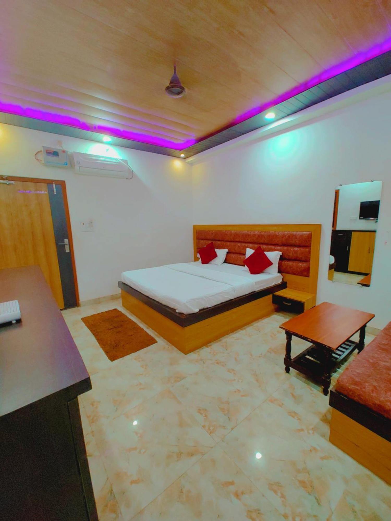 Elegance Hotel And Banquet Ayodhya Eksteriør billede