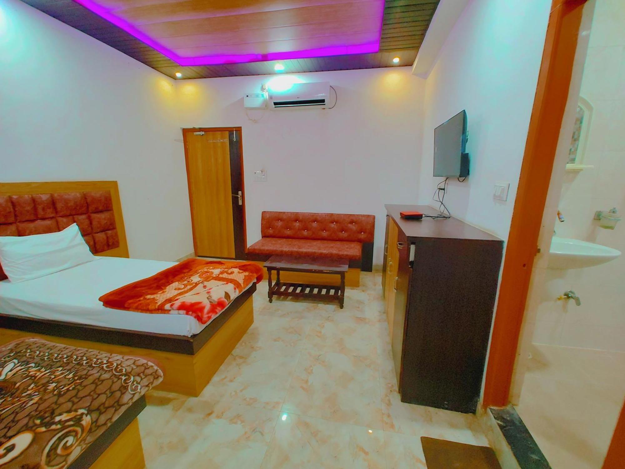 Elegance Hotel And Banquet Ayodhya Eksteriør billede