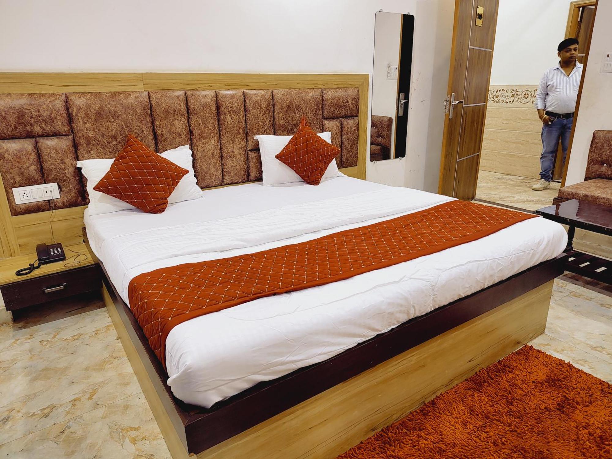 Elegance Hotel And Banquet Ayodhya Eksteriør billede