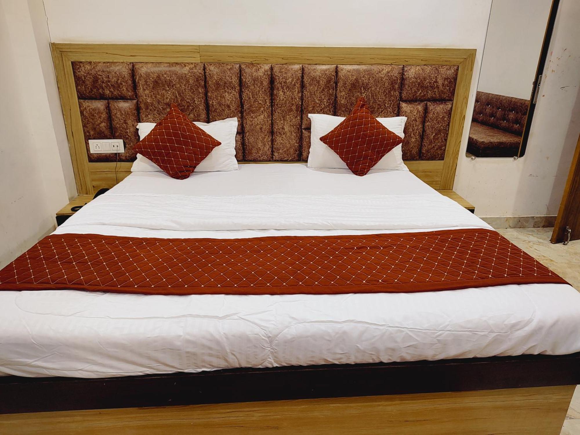Elegance Hotel And Banquet Ayodhya Eksteriør billede